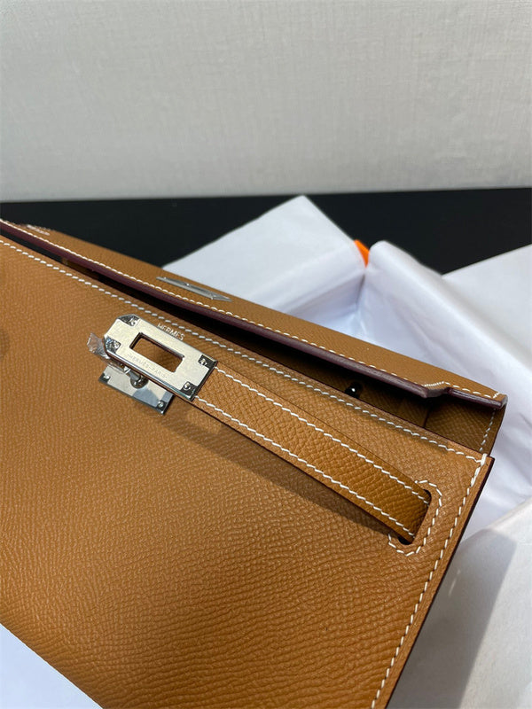  clean-lined carryall bag styled with outfit 18