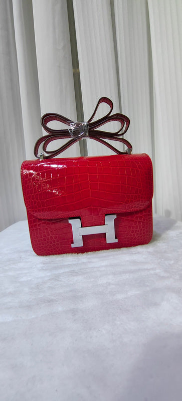 Streamlined handbag styled for everyday wear
