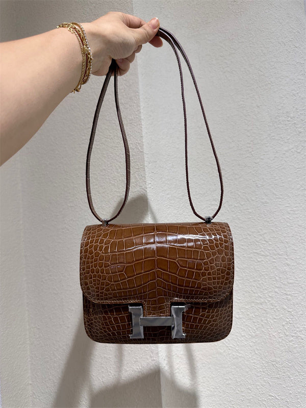  Understated structured bag front view 19