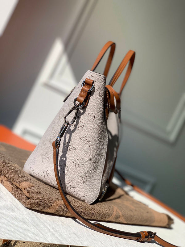Side profile of elevated everyday-luxe women's handbag – women's luxury accessory