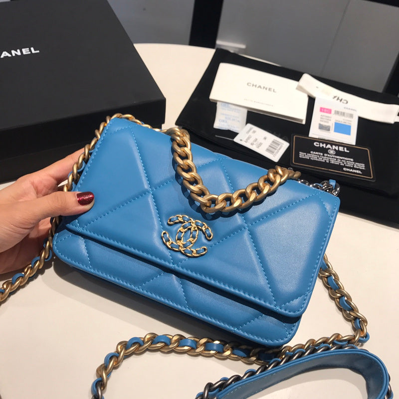 Zivas Charm Modern Minimalist Look Fashion Handbag (Statement-Ready Design) – Close-Up Detail
