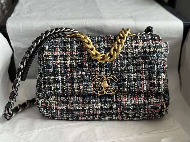 Zivas Charm Modern Edge Everyday Handbag (Structured Everyday Essential) – Close-Up Detail