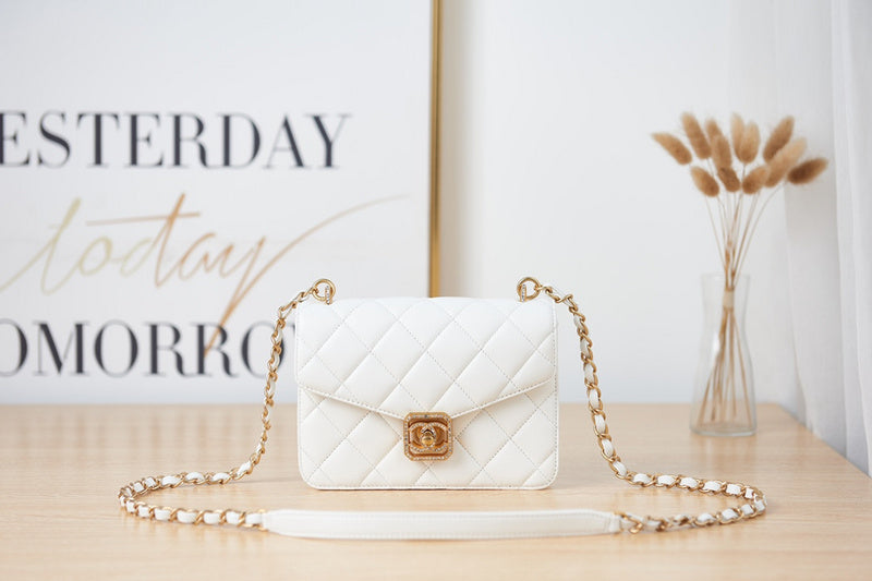  women's handbag, versatile design, view 1