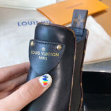 Front view of Louis Vuitton luxury piece style No.016