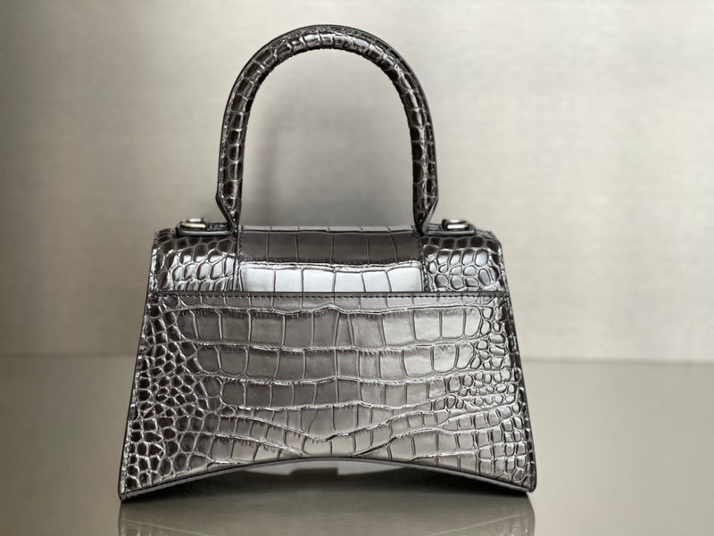 Zivas Charm Classic Sensibility Statement Handbag (Refined Practical Design) – Close-Up Detail