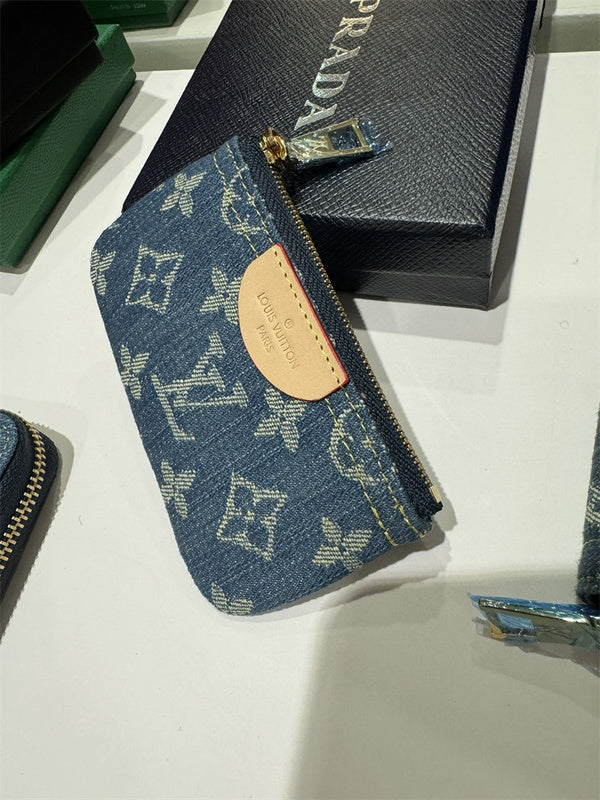  crossbody bag interior and compartment view 9