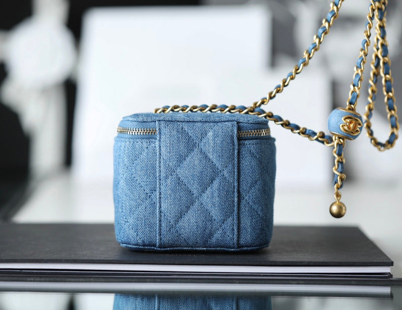  handbag, compact everyday style, image 4