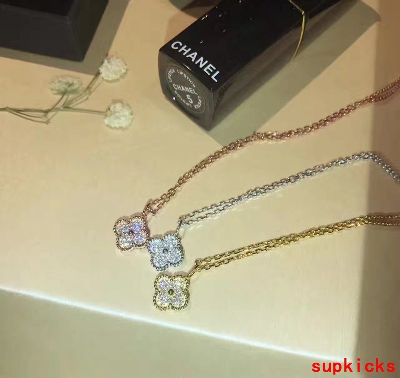 Side view of Van Cleef & Arpels unisex jewelry piece