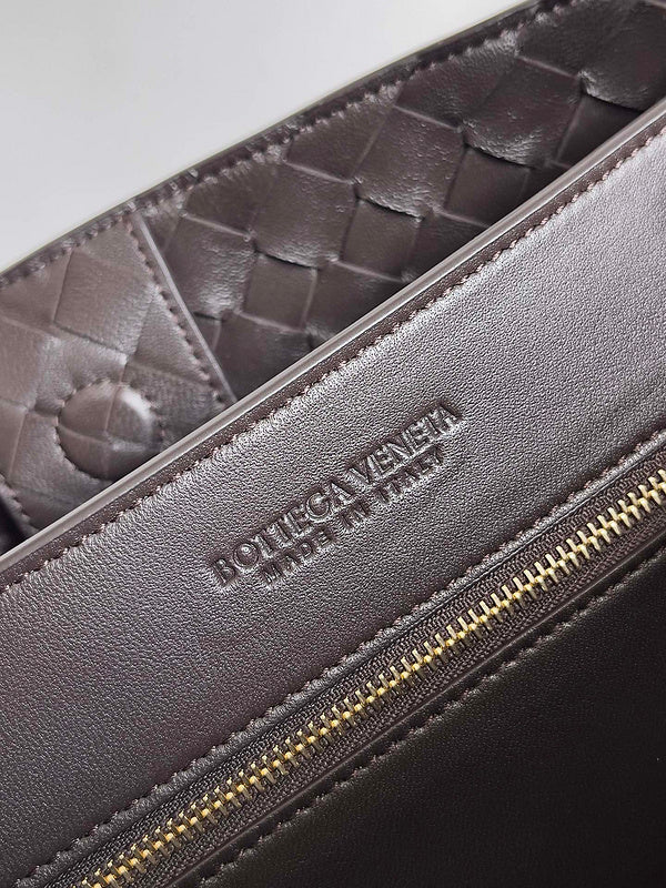 Understated Premium PU Leather Handbag - Versatile Everyday Design | Women's Luxury Handbag #1591 - close-up detail shot (image 3) of designer-inspired handbag