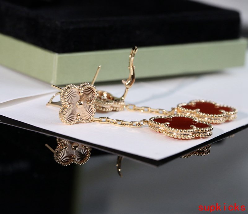 Close-up detail view of Van Cleef & Arpels unisex jewelry piece