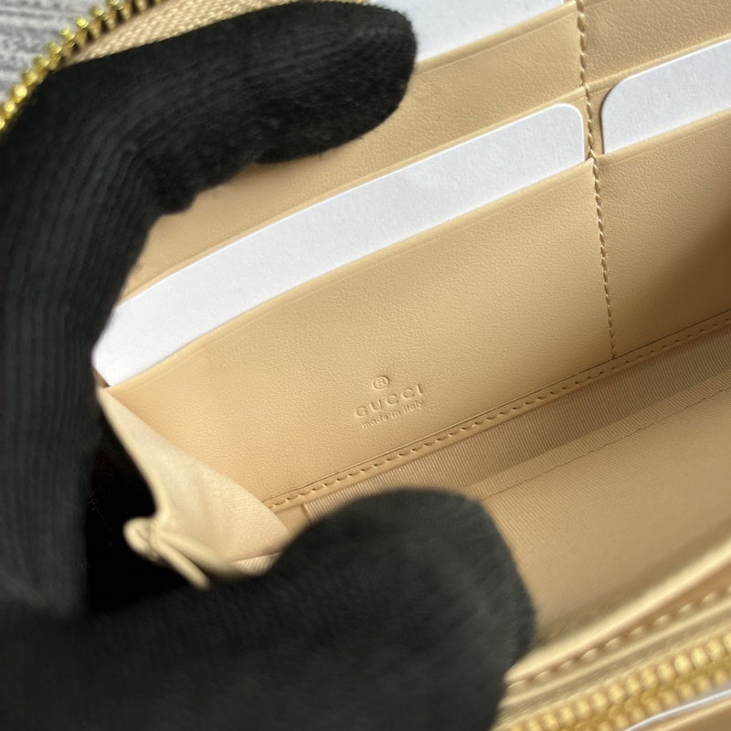 Side profile of premium chic women's handbag – women's designer-style accessory