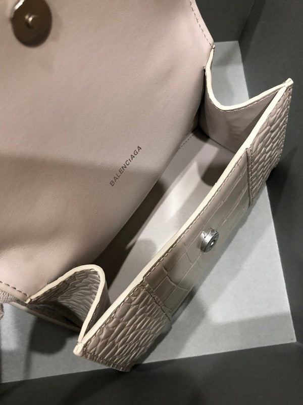 Zivas Charm Timeless Appeal Statement Handbag (Modern Wardrobe Staple) – Detail View