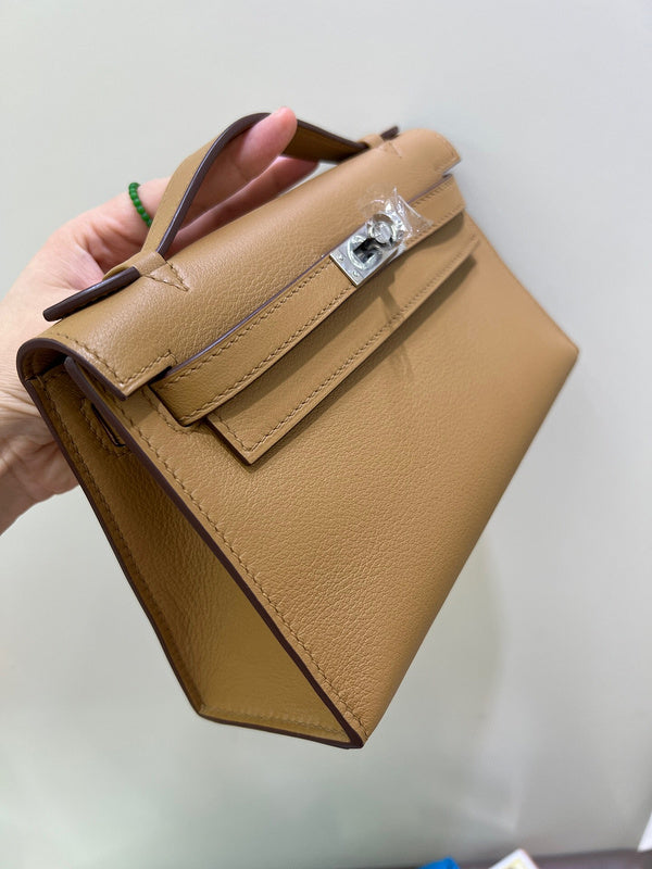 Streamlined handbag styled for everyday wear