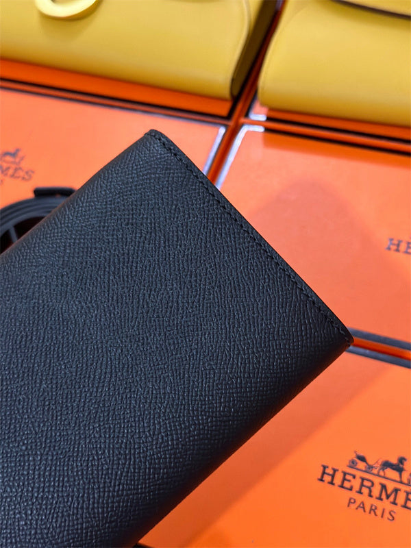 Effortless handbag styled for everyday wear