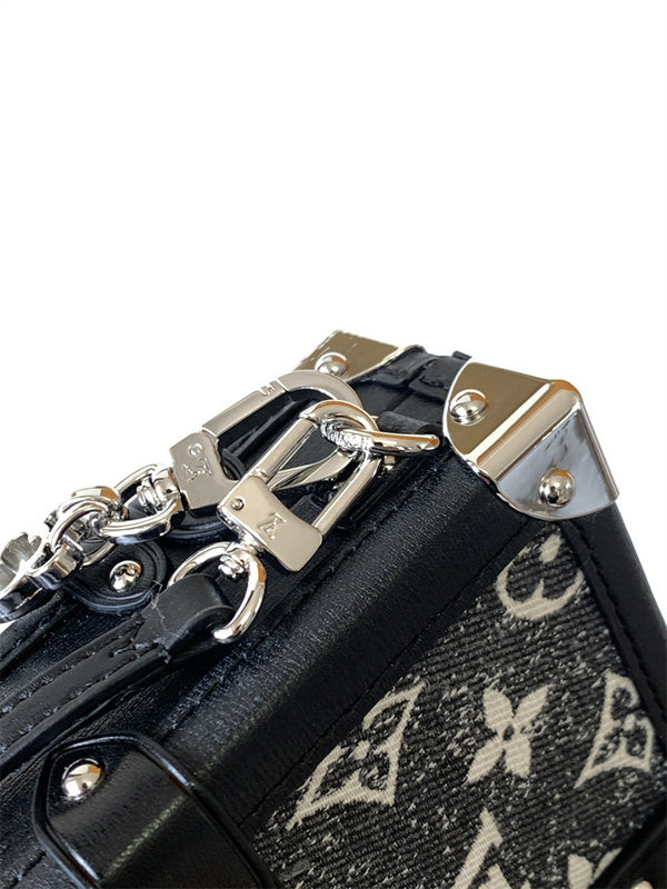  Versatile satchel front view 7