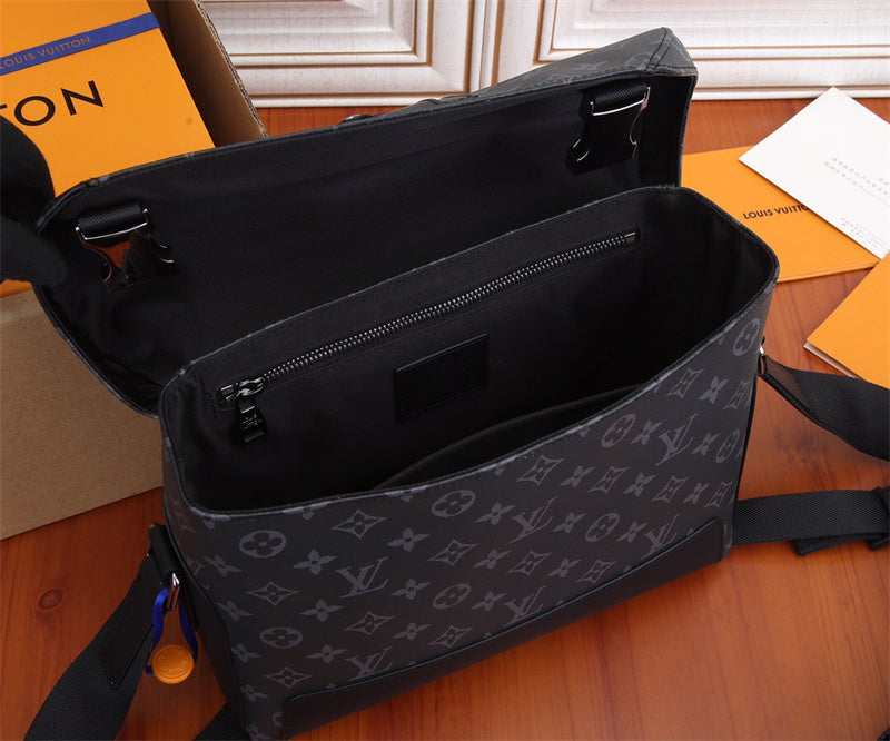  structured bag interior and compartment view 9