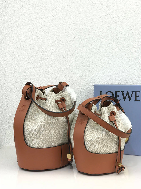 Ziva's Charm handbag – front view (21.5cm*31cm*16cm)
