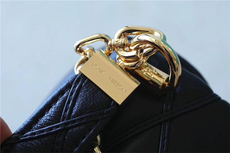  streamlined carryall bag detail view showing craftsmanship 14