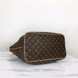 Styled lifestyle shot of polished chic women's handbag – women's everyday handbag