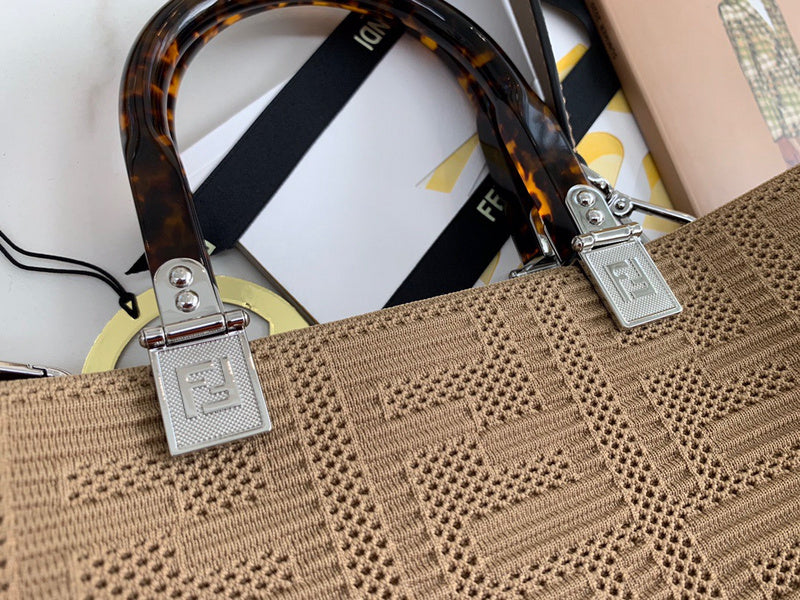 Ziva's Charm handbag – detail view (Standard Size)