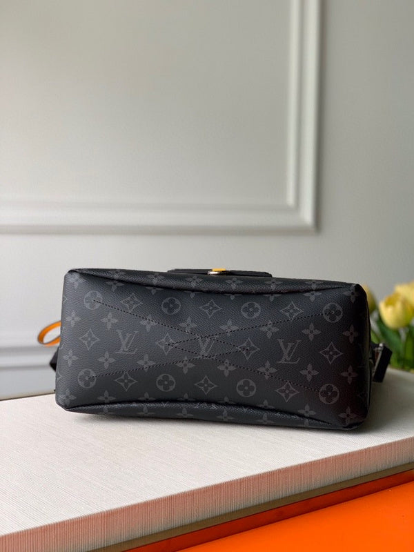 Side profile of everyday-luxe polished women's handbag – women's designer-style accessory