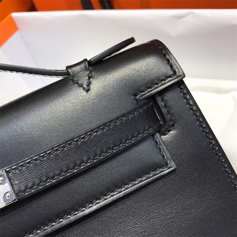  carryall bag close-up of hardware and finish