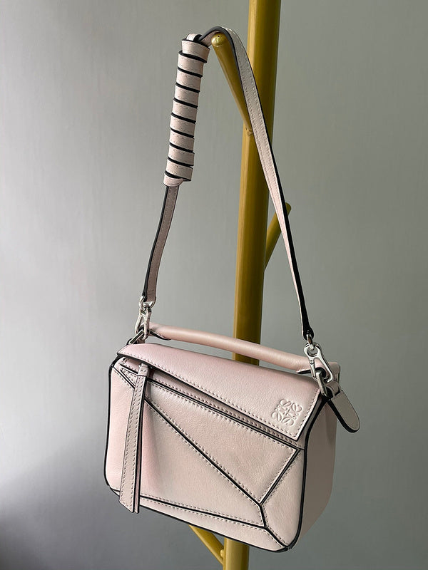 Ziva's Charm handbag – detail view (12.5cm*18cm*8cm)