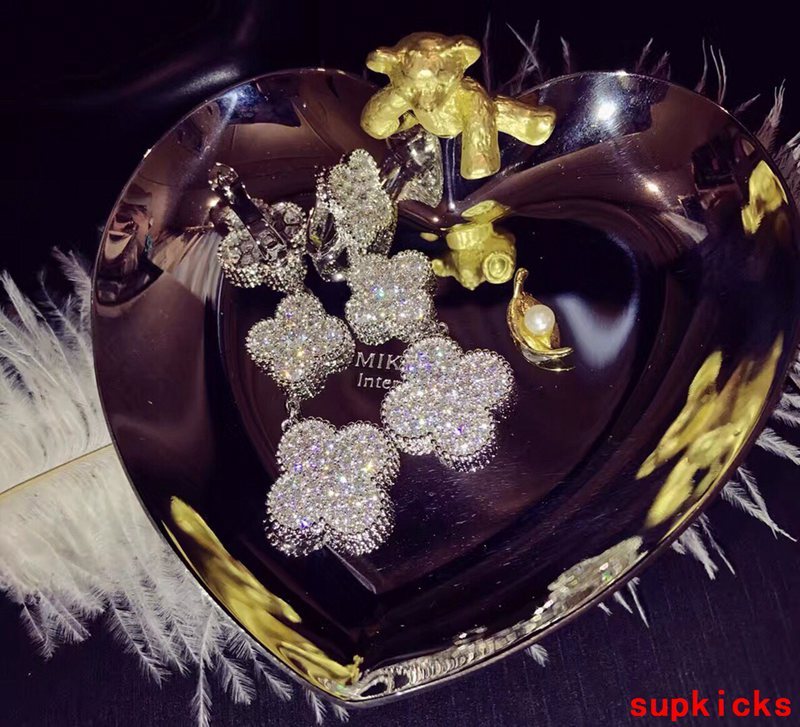 Angled view of Van Cleef & Arpels unisex jewelry piece