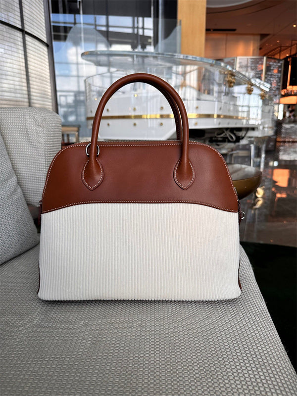  Understated shoulder bag front view 7