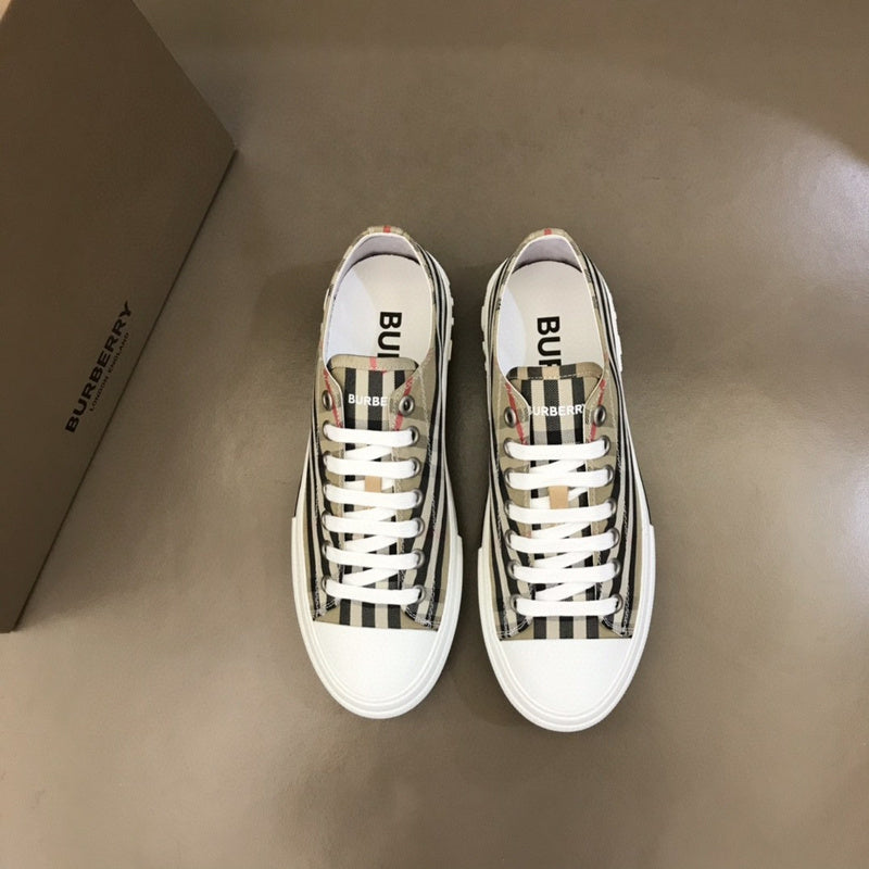 Burberry shoes Style 304 - logo and branding close-up