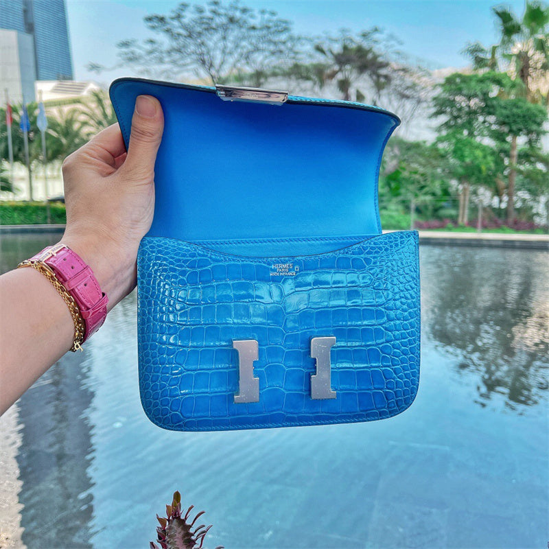  classic shopper bag styled with outfit