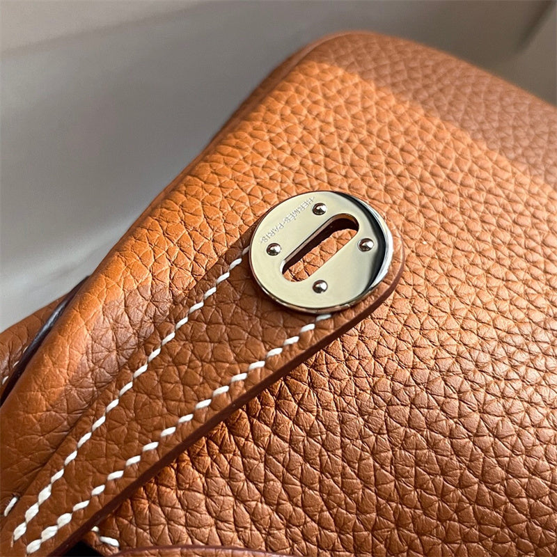  Refined handbag carried on shoulder 10