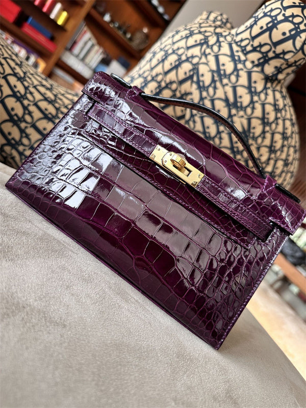  elegant shoulder bag detail view showing craftsmanship 8
