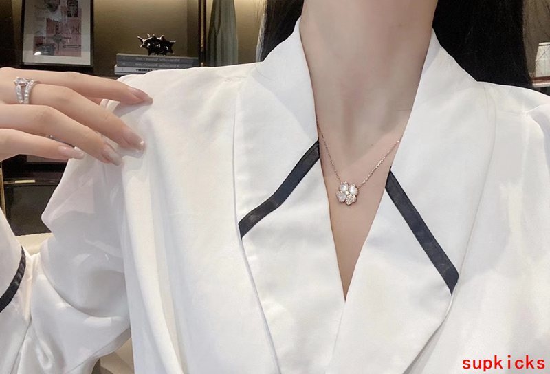 Side view of Van Cleef & Arpels unisex jewelry piece