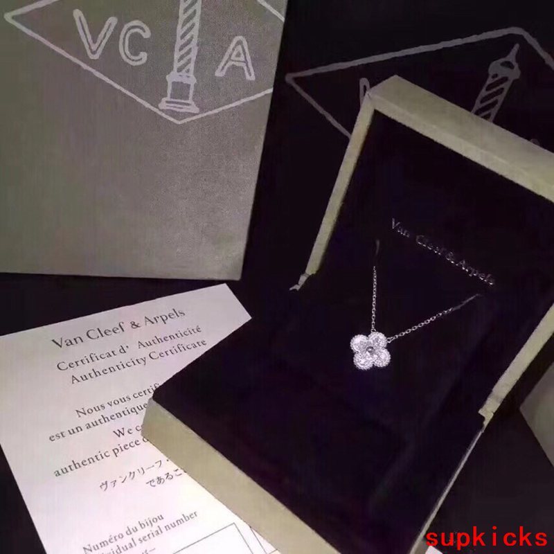 Angled view of Van Cleef & Arpels unisex jewelry piece