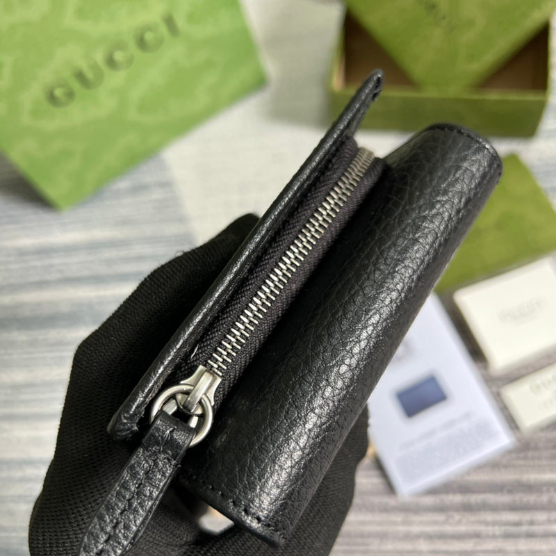Handle and strap detail of everyday-luxe modern women's handbag – women's premium purse