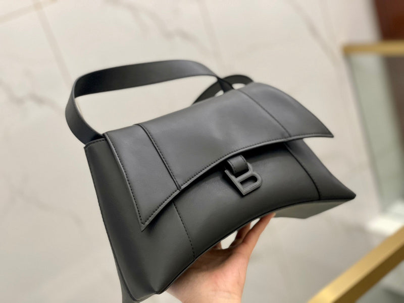 Ziva's Charm handbag – detail view (one versatile size)