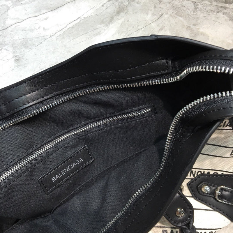 Effortless Premium PU Leather Handbag - Chic Everyday Appeal | Women's Statement Accessory #962 - texture close-up (image 9) of designer-inspired handbag