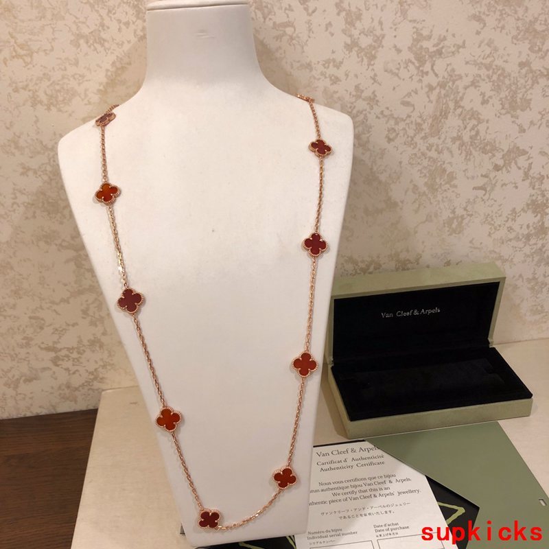 Side view of Van Cleef & Arpels unisex jewelry piece