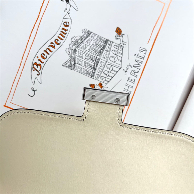 Effortless handbag styled for everyday wear