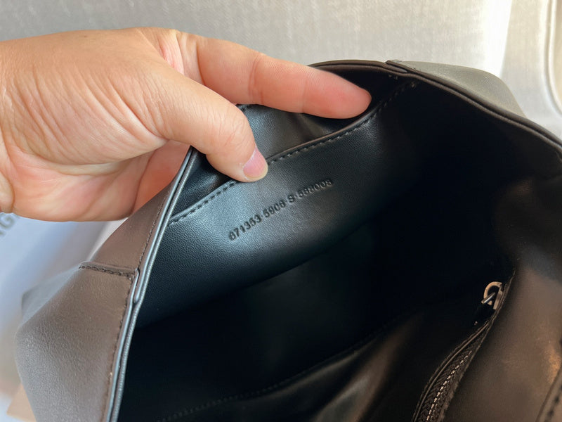 Ziva's Charm handbag – carry view (one versatile size)
