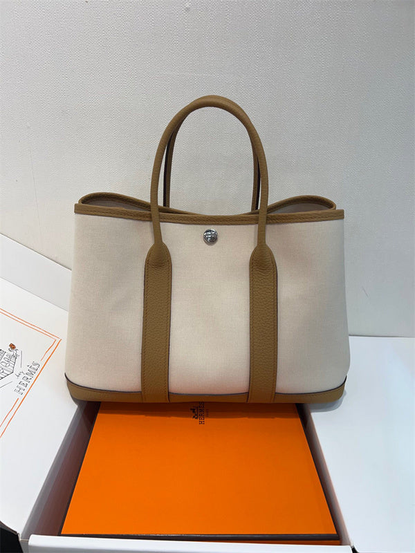  structured bag interior and compartment view