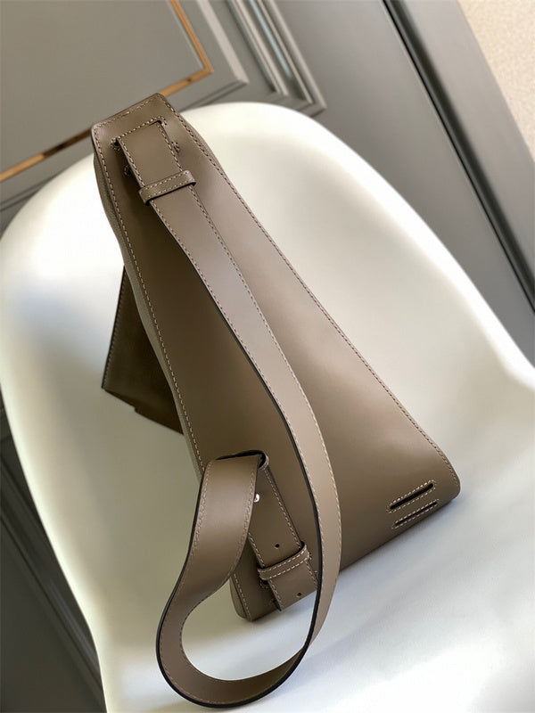Ziva's Charm handbag – detail view (47cm*25cm*17cm)