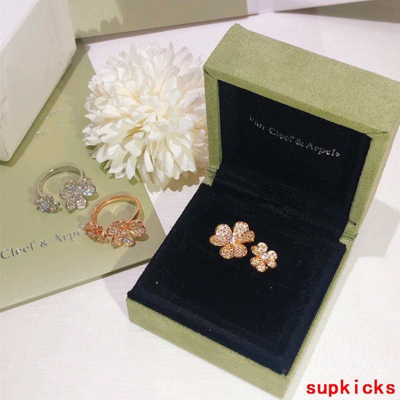 Side view of Van Cleef & Arpels unisex jewelry piece