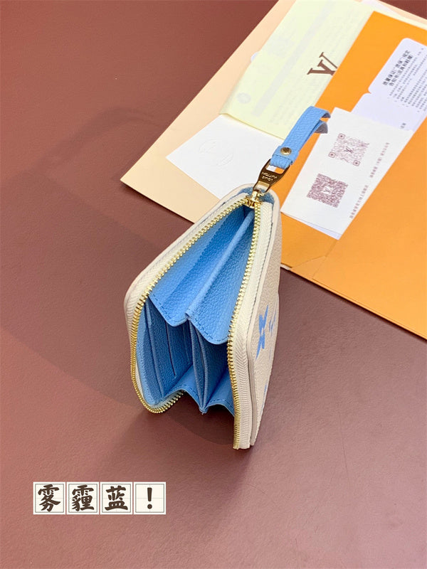  Versatile top-handle bag carried on shoulder 10