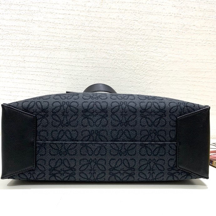 Ziva's Charm handbag – interior view (36.5cm*34cm*13cm)