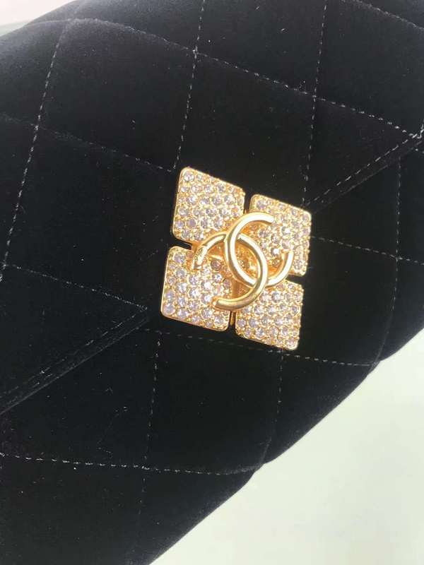 Zivas Charm Understated Luxury Fashion Handbag (Designer-Inspired Craftsmanship) – Close-Up Detail