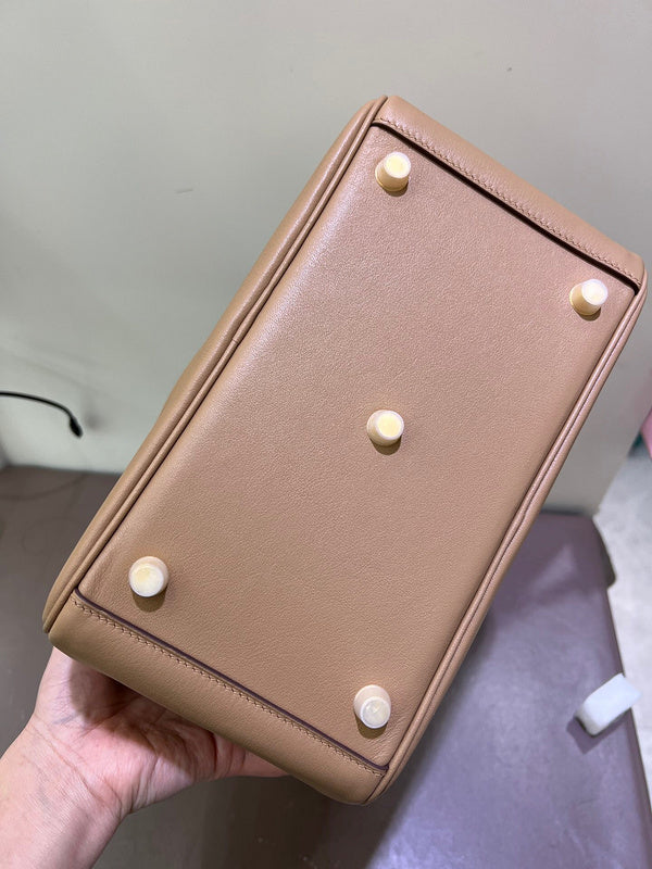Modern handbag styled for everyday wear