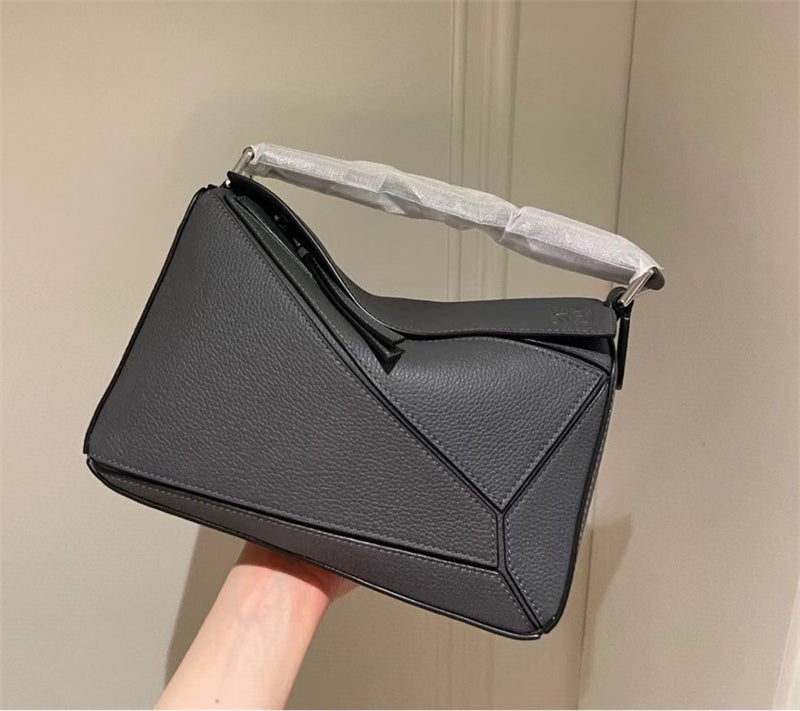 Ziva's Charm handbag – detail view (24cm*16.5cm*10.5cm)