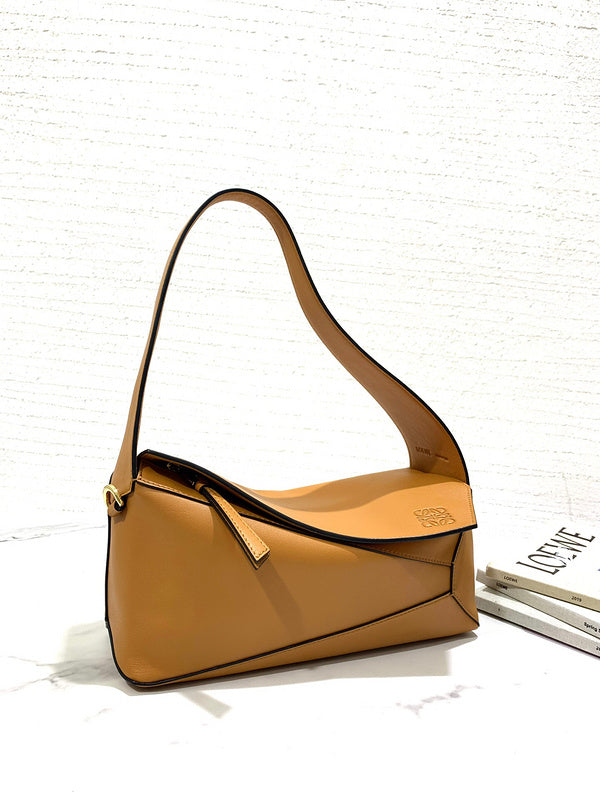 Ziva's Charm handbag – close-up view (29cm*12cm*10cm)
